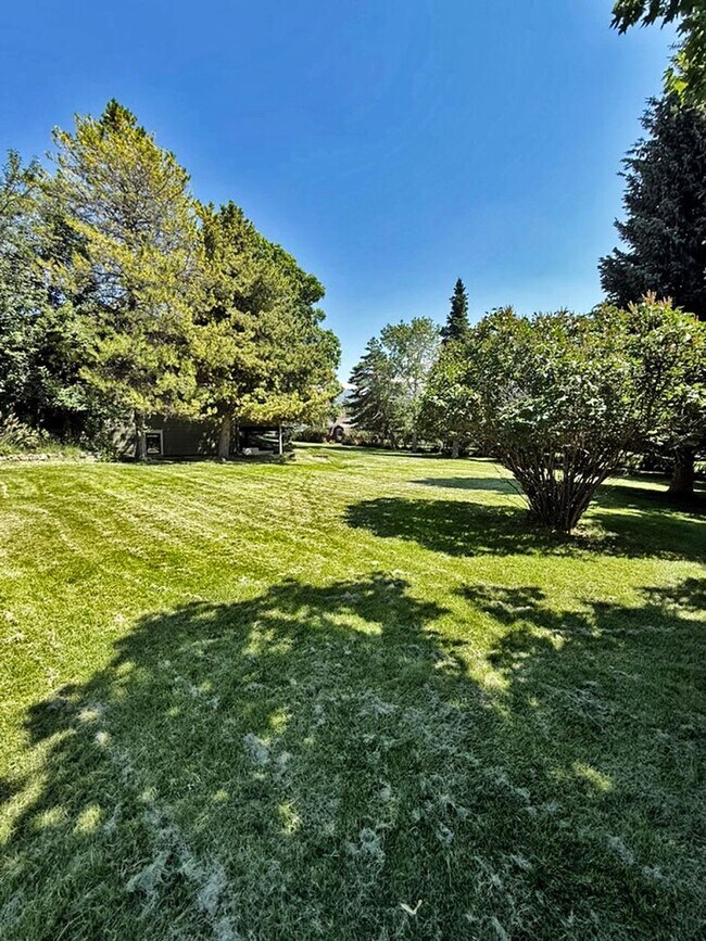 Foto del edificio - Private and Quiet Six Bedroom Home on 1 Acre, Southside Bozeman