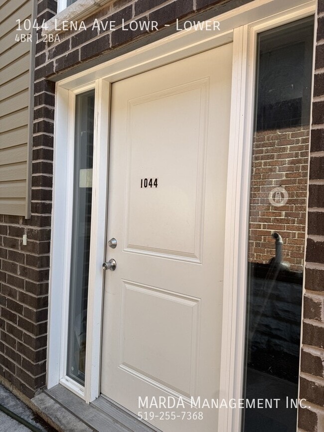 Building Photo - MODERN 4 BED/2 BATH LOWER UNIT- WEST END + 50% OF UTILITIES