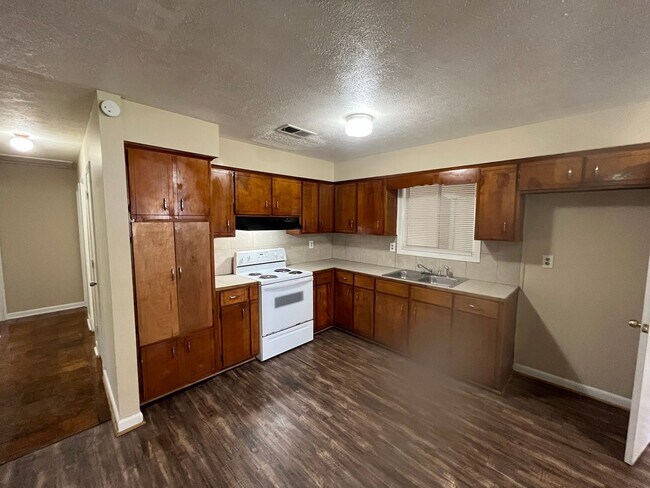 Building Photo - **ON HOLD*Total Electric - 4 bedroom / 1 b...