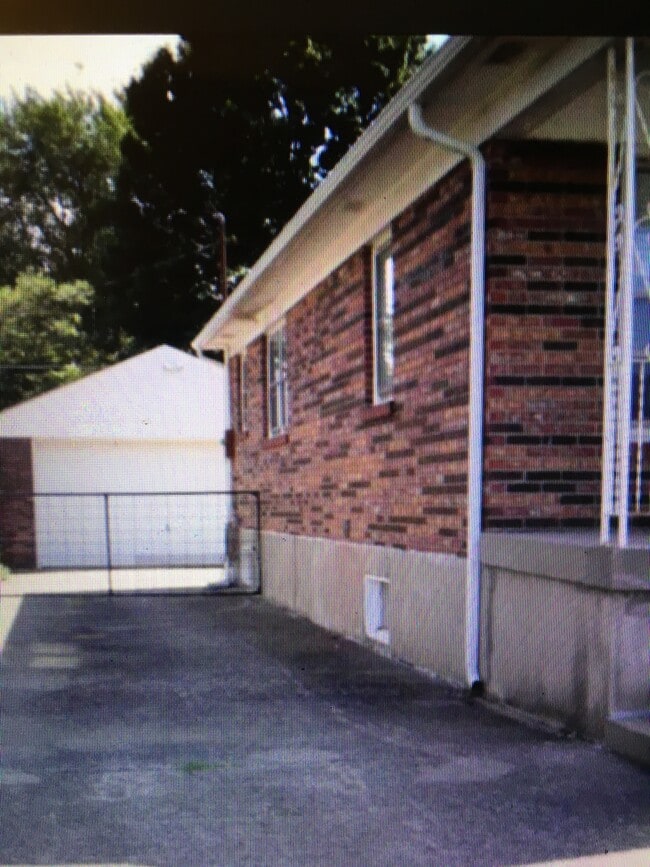 Building Photo - 3010 Taylorsville RD