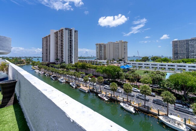 Foto del edificio - 1650 NE 115th St