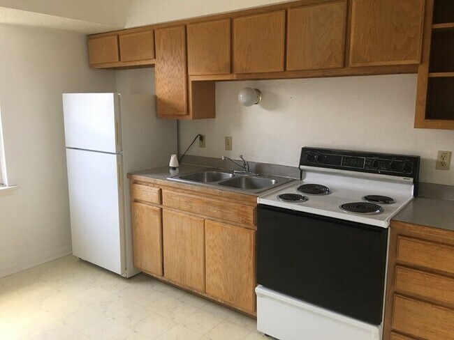 Building Photo - 2023 S Elm St