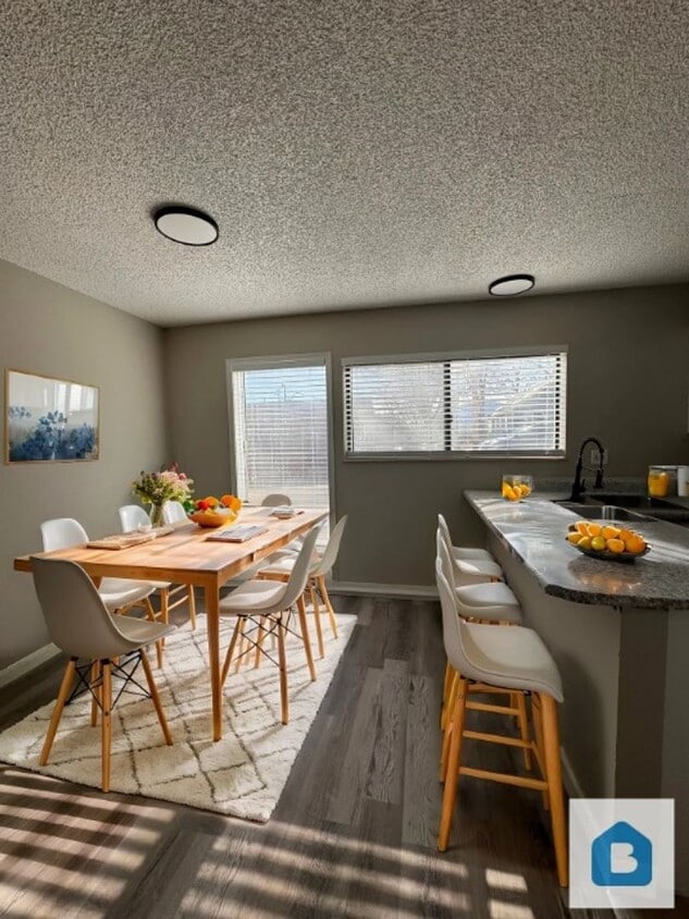 Primary Photo - Move into this beautiful 2 bed 1 bath apar...