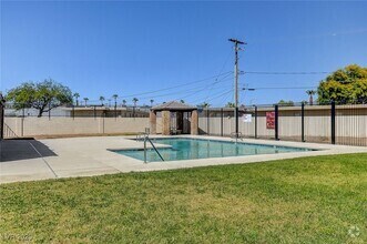 Building Photo - 1544 Hialeah Dr