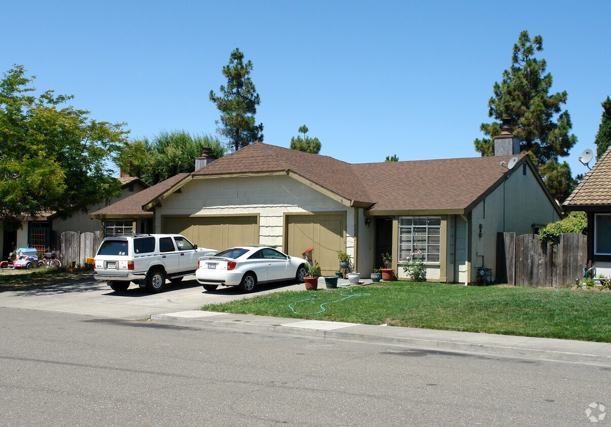 Primary Photo - 125-127 Bond Ave