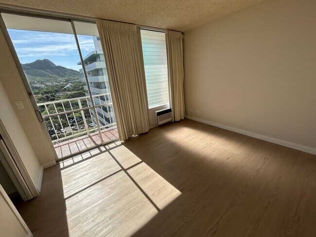 Foto del edificio - Crescent Park, 2 bedroom, 2 bathroom, with washer/dryer in apartment, Huge Diamond Head view from...