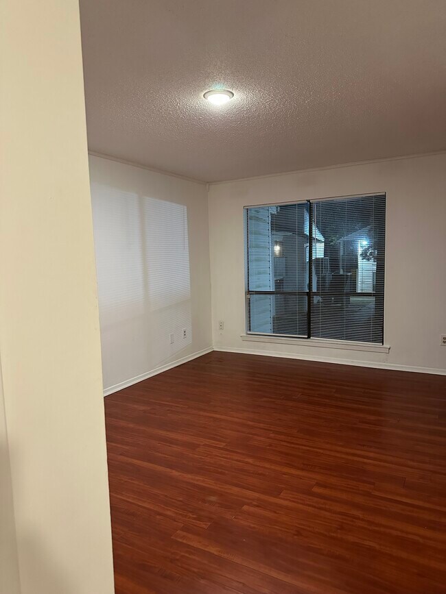 Foto del edificio - 5653 Encino Cv