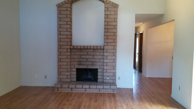 Foto del edificio - Northwest single level condo offering many...