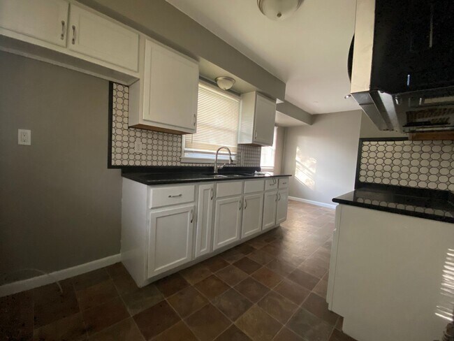 Foto del edificio - 3 Bedroom 2 Bath Single Family Home!  Gara...