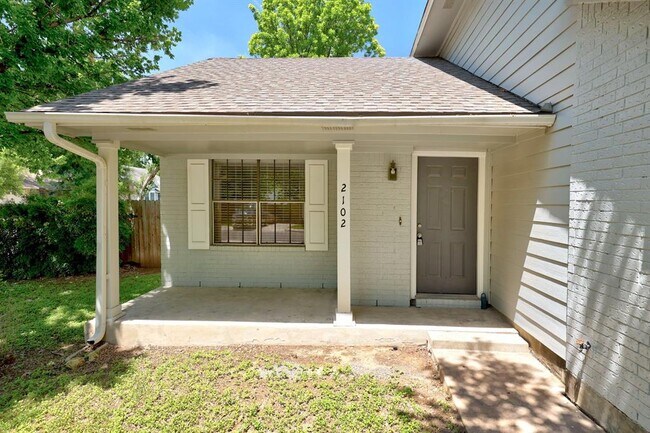 Building Photo - 2102 Bluebonnet Dr