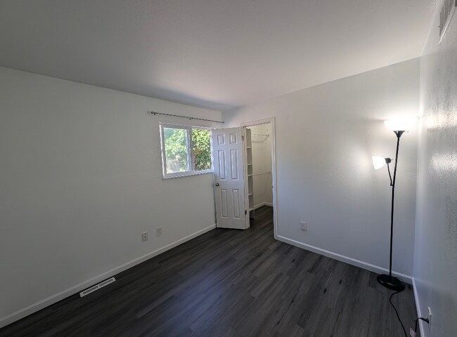 Foto del edificio - 7998 Chase Cir