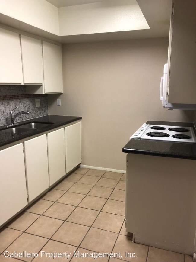 Building Photo - 4821 S La Rosa Dr
