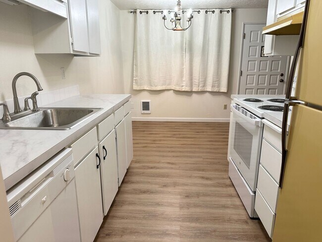 Foto del edificio - 2 Bedroom Duplex Off Oleson Road!