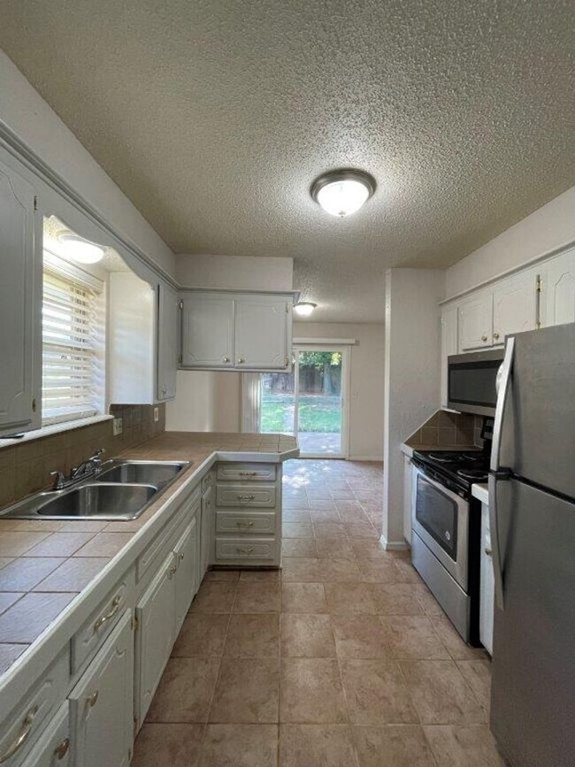 Foto del edificio - Military Discount available! Updated 3 bed 2 bath, 2 car, fenced yard!