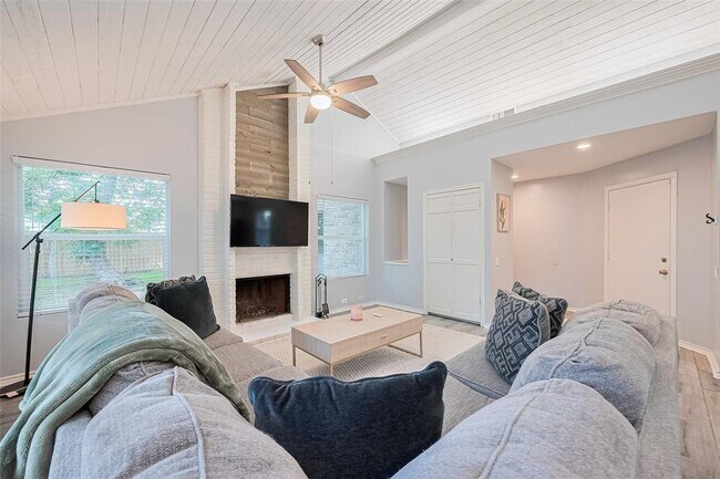 Building Photo - 8711 Pines Pl Dr