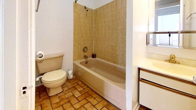 Foto del edificio - Top Floor Sheridan Park Studio