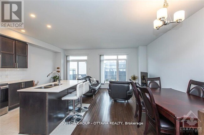 Building Photo - 634 Putney Cres