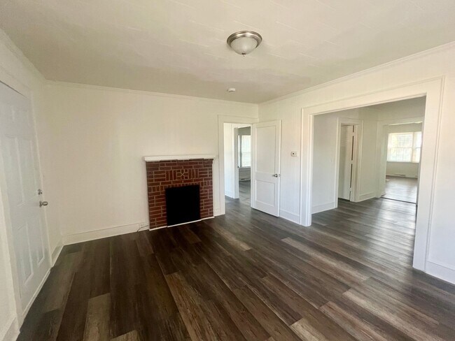 Building Photo - Two bedroom, 1 bath house in Burlington