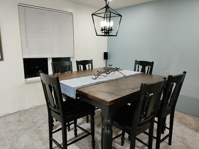 Building Photo - 613 Independence Dr