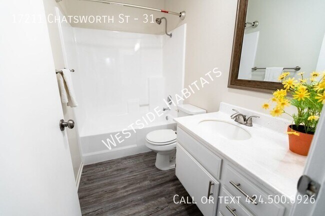 Foto del edificio - 17211 Chatsworth - Gorgeous, fully renovat...