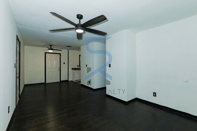 Foto del edificio - Move-In Ready All-Electric 3BR in Desirable Carroll Heights