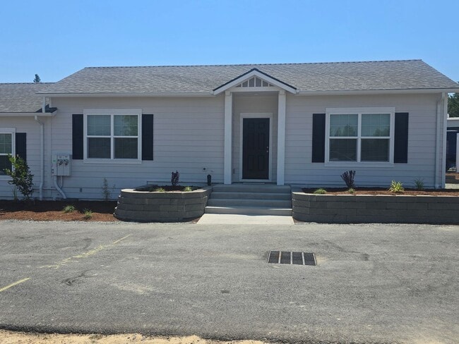 Building Photo - 1 bed 1 bath for rent in Grants Pass