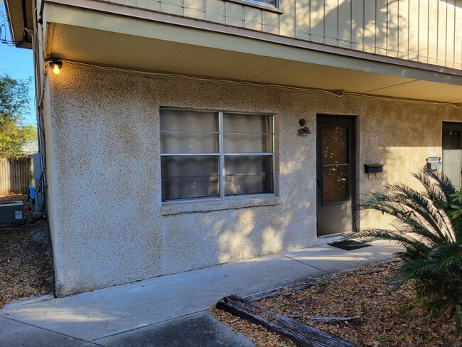 $1095 - 2/1.5 - Arlington - Super Cute - Great Location - $1095 - 2/1.5 - Arlington - Super Cute - Great Location House