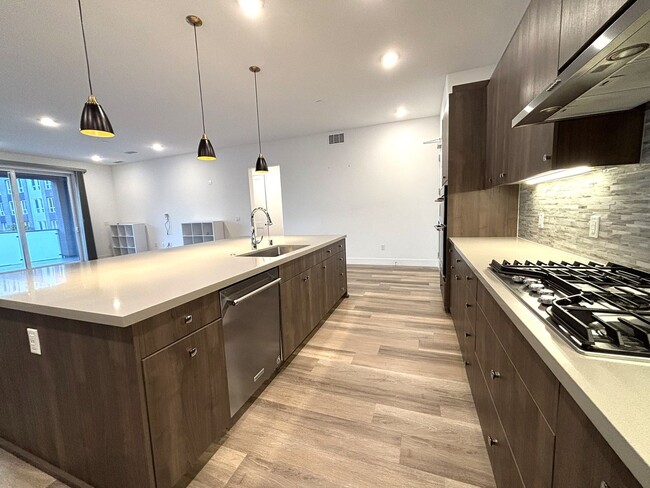Building Photo - Luxurious 2 Bed 2 Bath Condo in Fremont! R...