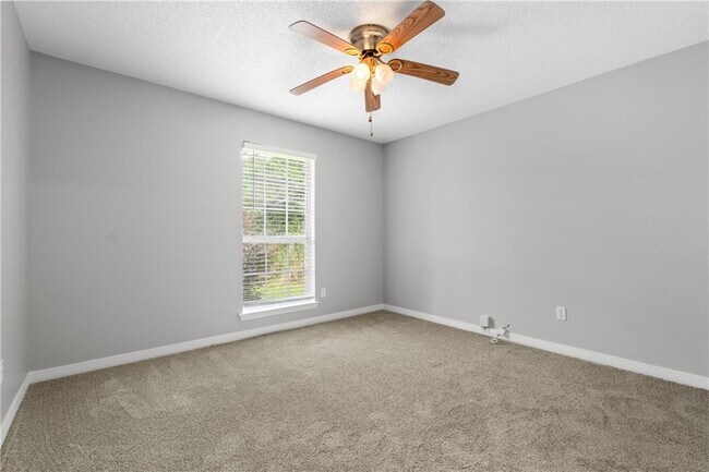 Building Photo - 408 Lakeview Dr W