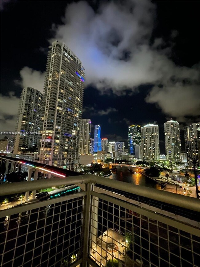 Foto del edificio - 690 SW 1st Ct