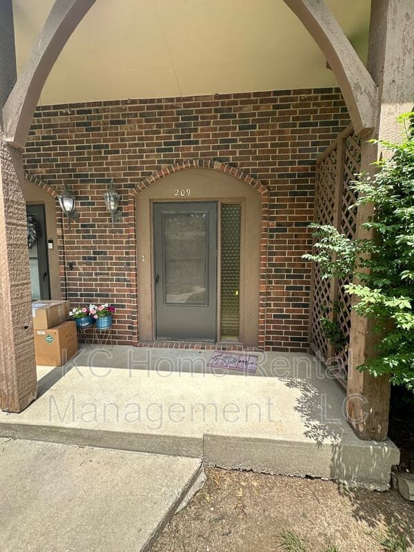 Building Photo - 209 NW Highland Ln