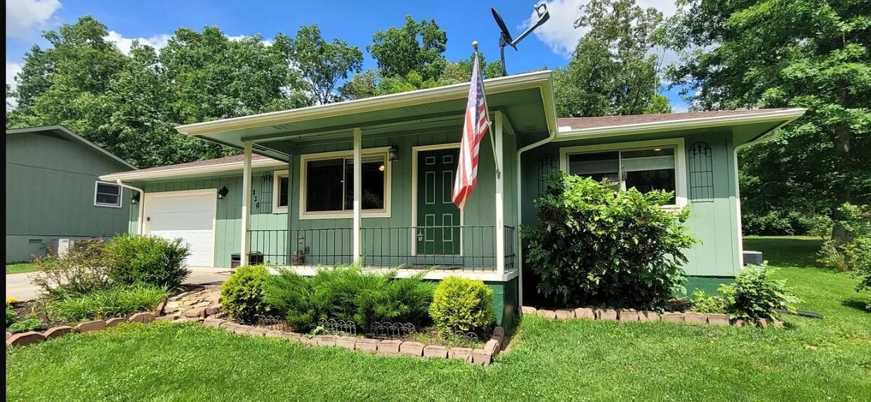 Foto principal - Darling *UNFURNISHED* two bedroom / 2 bath home located in the middle of beautiful Fairfield Glade.