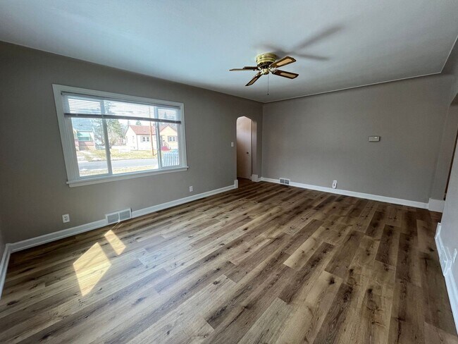 Building Photo - Spacious 2 Bedroom, 1 Bath Home with Garag...