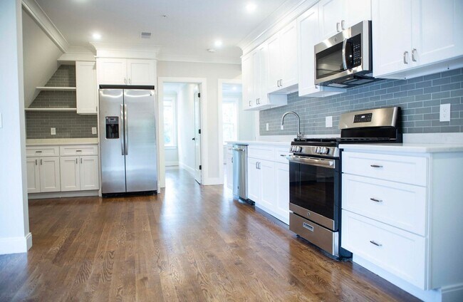 Foto del edificio - Newly renovated 4 bed 2 bath in Allston....