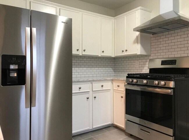 Building Photo - Spacious 2-BR Duplex in Sought-After Location!