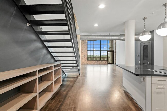 Building Photo - 1005 S Shepherd Dr