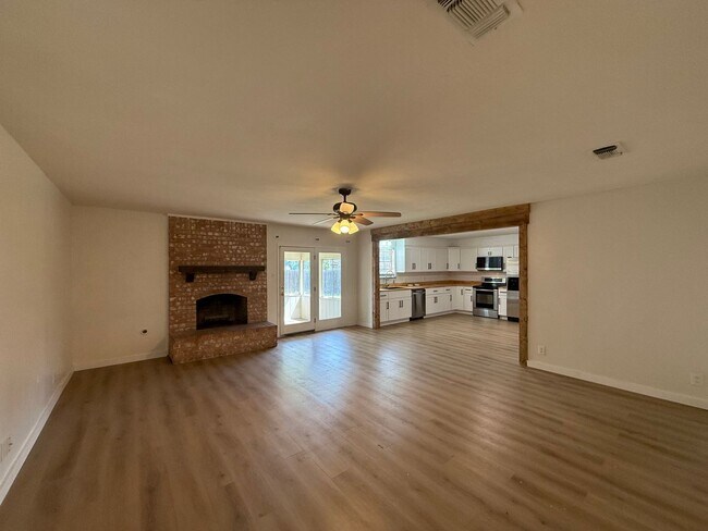 Foto del edificio - BEAUTIFUL 4 Bedroom 2 Bath  home with spacious backyard AVAILABLE NOW!