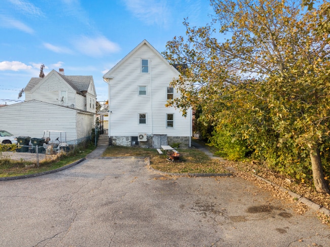 Building Photo - 912-914 Bank St