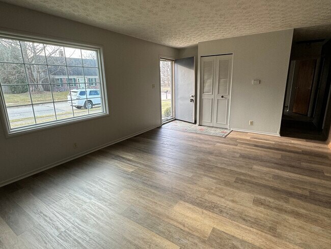 Building Photo - 804 Meadow Ln