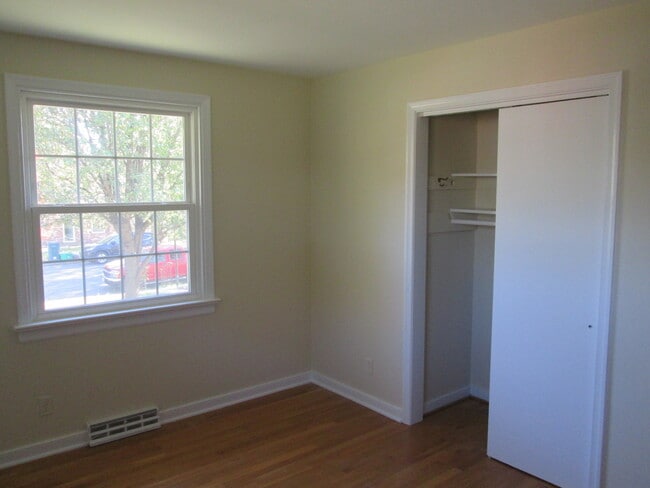 Building Photo - 3 bedroom, 1.5 bathroom brick rancher with...