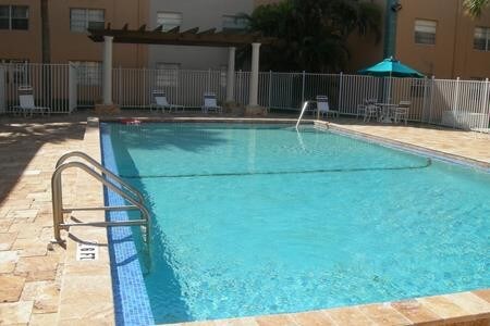 Foto del edificio - CUTLER GARDENS APARTMENTS