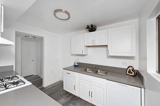 Cocina 202 - Torrance Courtyard Apartments