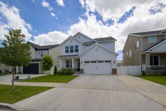 Building Photo - 1331 W Quailhill Rd