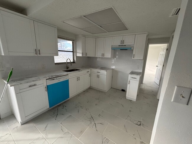 Building Photo - 4515 Needle Palm Dr