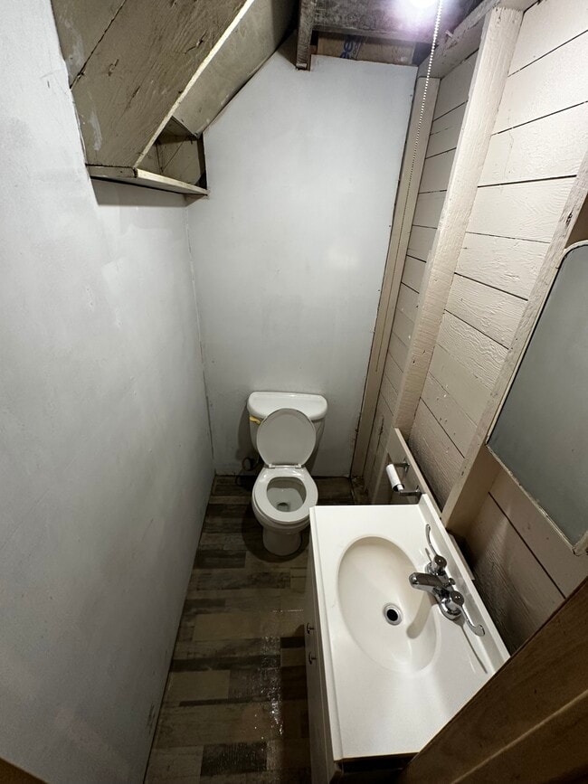 Foto del edificio - 305 S Western Ave