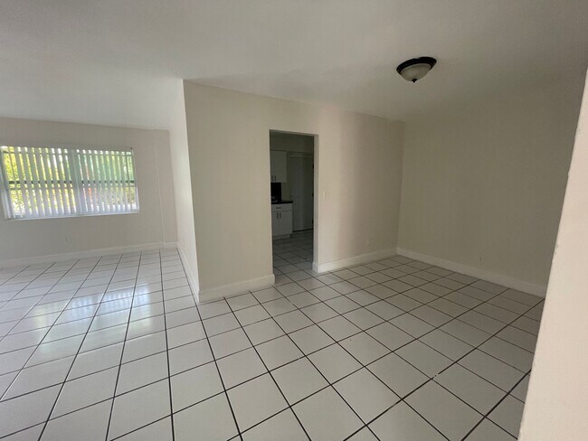 Building Photo - Big and Beautiful 2b2b Apartment For Rent Now