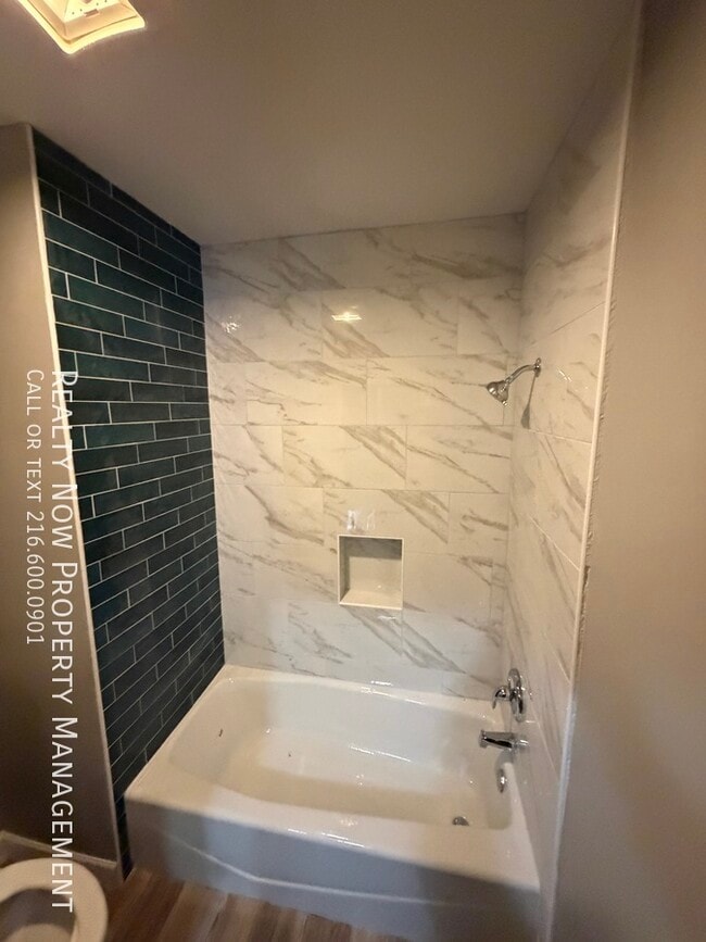 Building Photo - 1315 W 93rd St