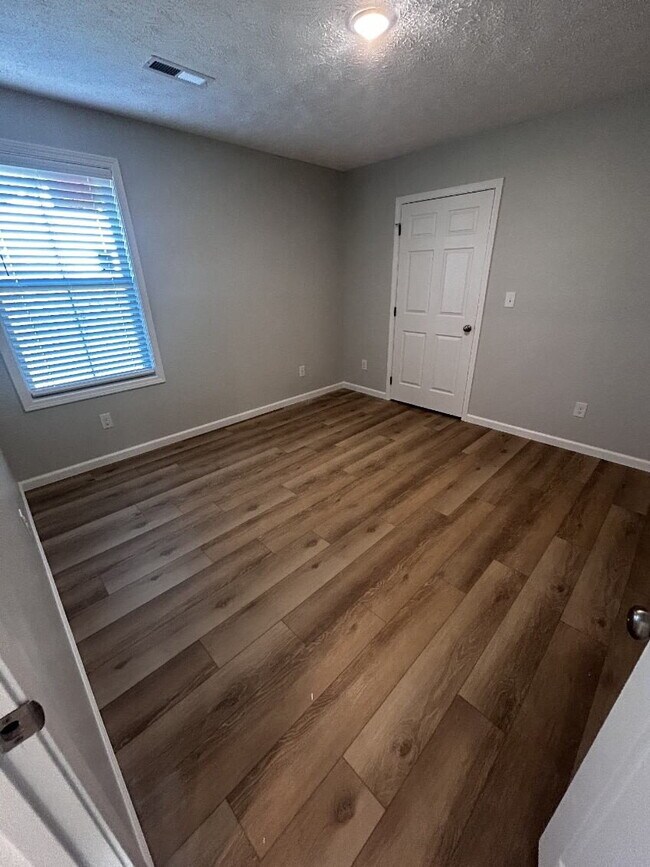 Foto del edificio - Charming 3-Bedroom House on Stallings Rd w...
