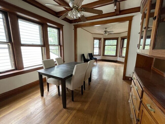 Foto del edificio - 2942 W Belden Ave