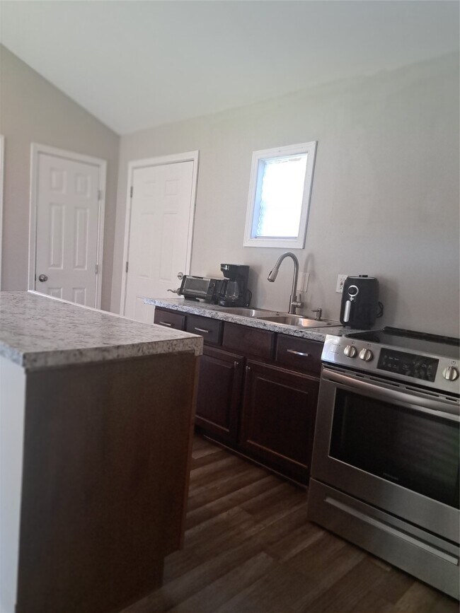 Foto del edificio - 1516 W Creek Dr